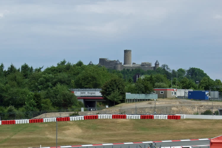 Noch scheint die Sonner über der Nürburg