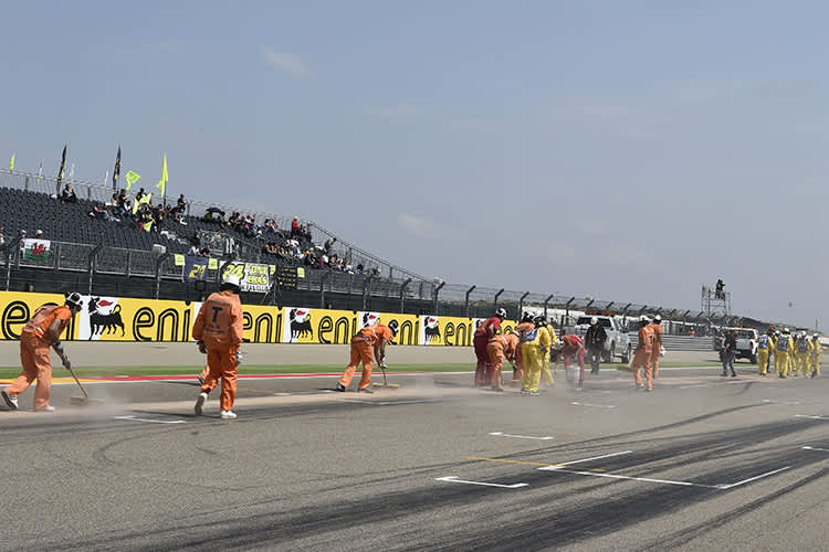 Ein Motorschaden verursacht den Streckenposten viel Arbeit