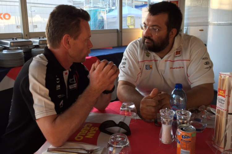 Gespräch in der Team-Italia-Hospitality: Peter Öttl mit Teamchef Alfredo Mastropasqua