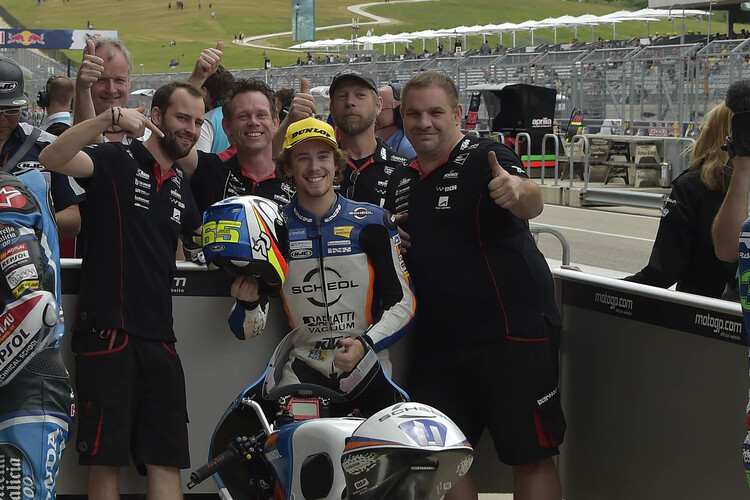 Jubel im Parc Fermé: Pole-Position für Philipp Öttl