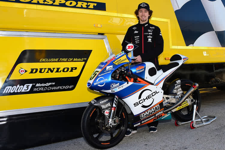 Philipp Öttl mit der KTM des Schedl-Teams und seinem «Dunlop Forever Forward Award» 