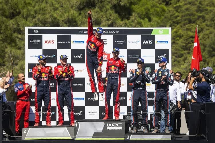 Sieger Sébastien Ogier springt vor Freude in die Luft