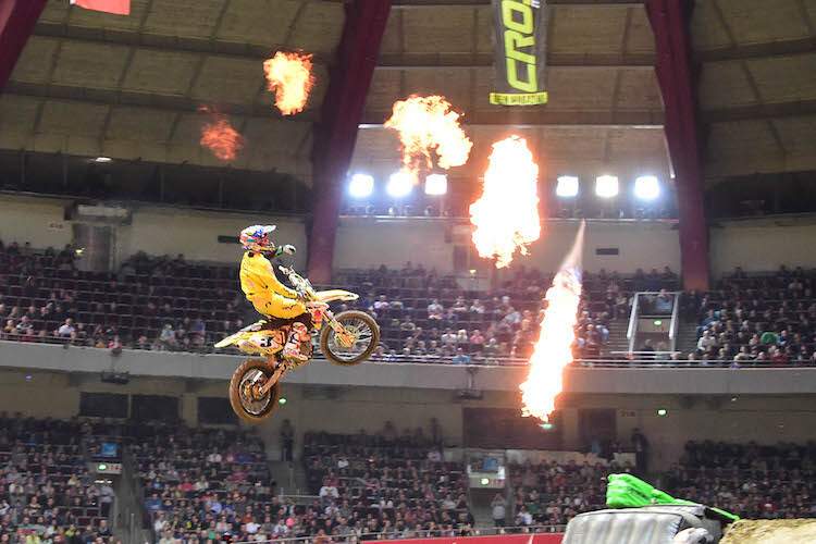 Jace Wayne Owen fliegt durchs Feuer