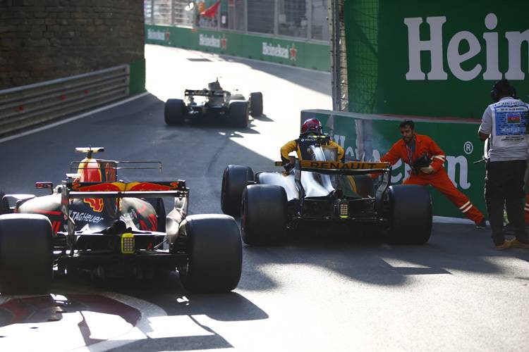 Jolyon Palmers Autos wird weggebracht