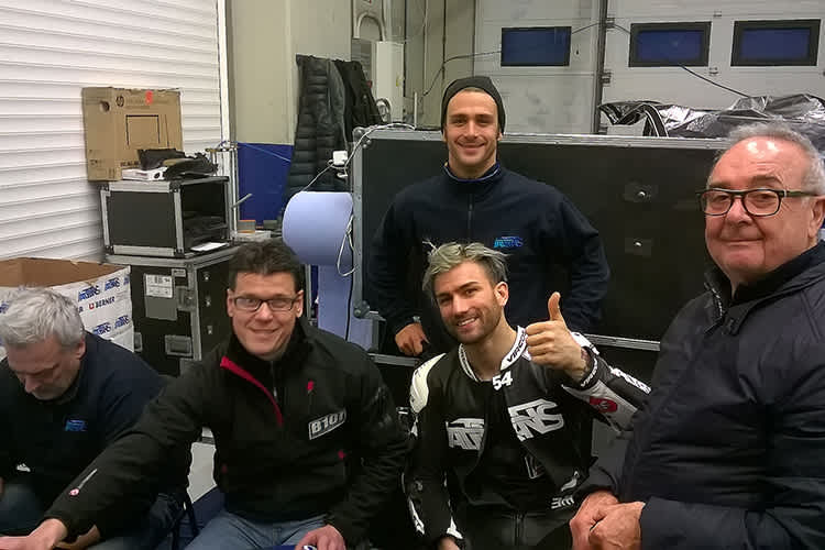 Mattia Pasini mit der Crew des Italtrans-Teams