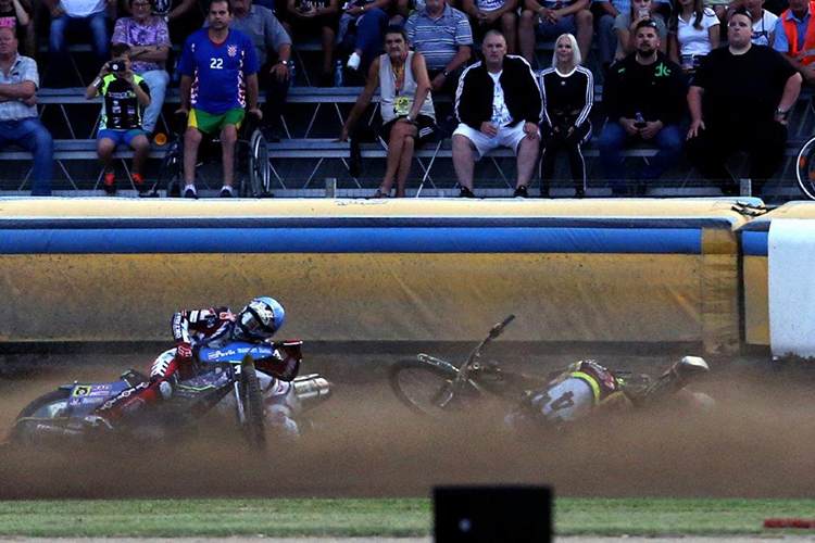 Gleich im ersten Lauf krachte es zwischen Pavlic, Smolinski und Thomsen