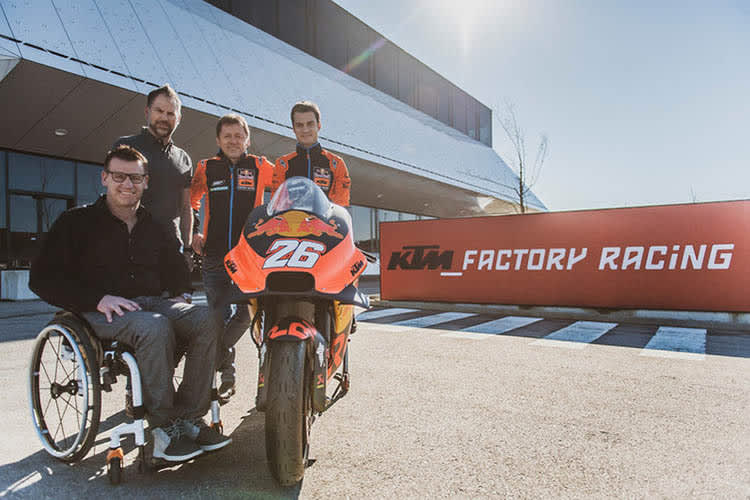 Dani Pedrosa mit Pit Beirer (li.), Jens Hainbach und Mike Leitner