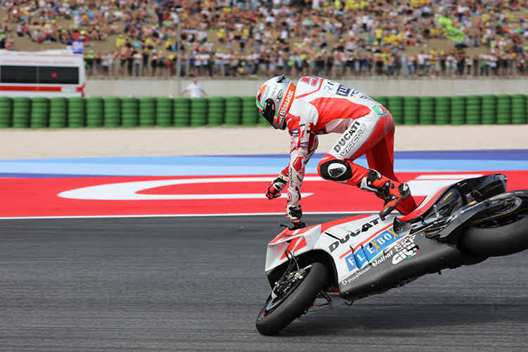 Michele Pirro wurde von seiner Ducati geschleudert
