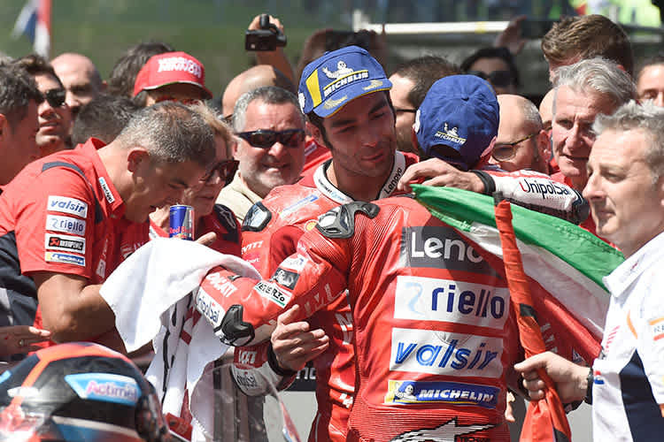 Jubel im Parc Fermé: Petrucci umarmt Dovi