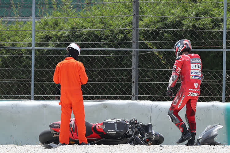 Bei diesem Crash mit der neuen Aerodynamik blieb Petrucci unverletzt