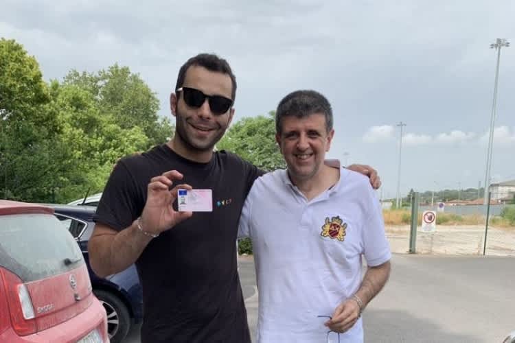 Danilo Petrucci zeigt seinen Motorradführerschein