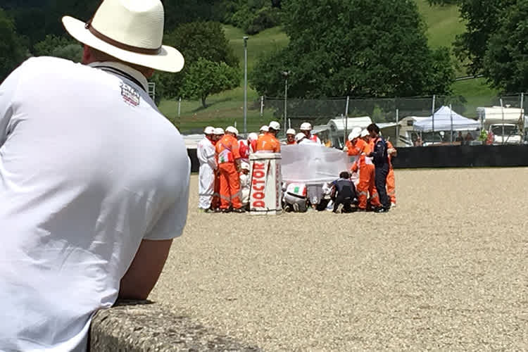 Michele Pirro musste im Kiesbett medizinisch versorgt werden