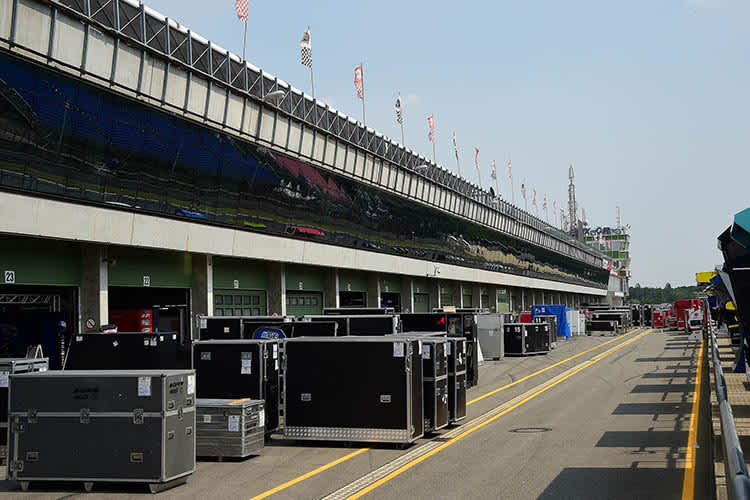 Die Frachtkisten aus den USA sind mittlerweile bereits aus der Boxengasse verschwunden