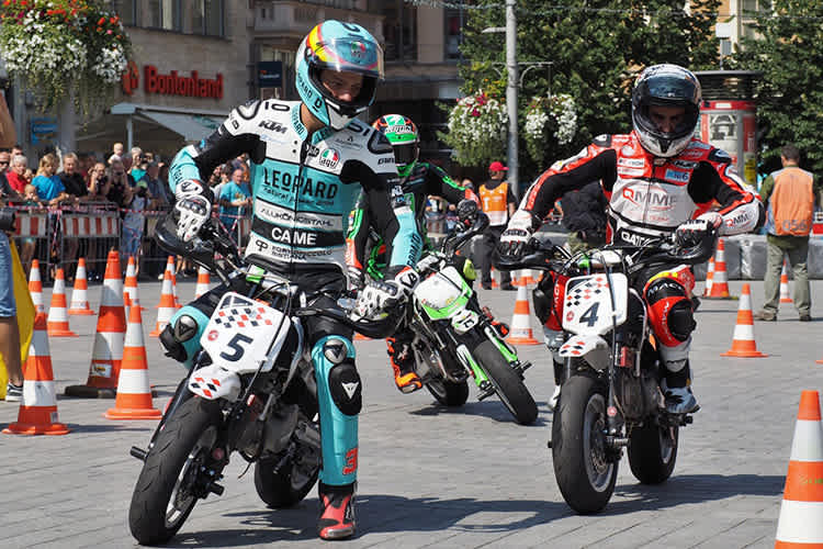 Moto3-Pilot Joan Mir vor Moto2-Fahrer Julián Simón 