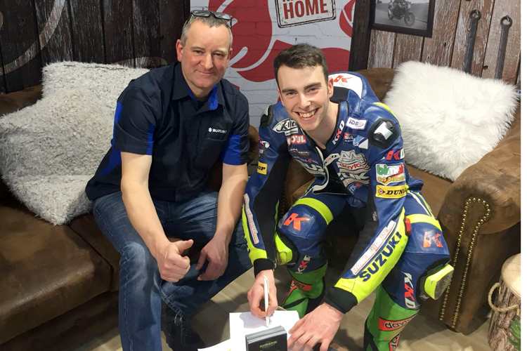 Prokop (re.) setzte seine Unterschrift aufs Papier