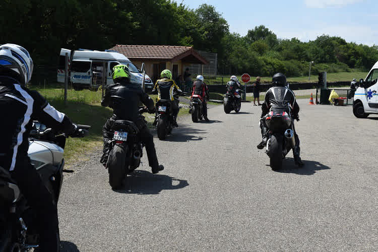 Dosiert schickt Andreas Greil die Teilnehmer auf die Strecke von Anneau du Rhin