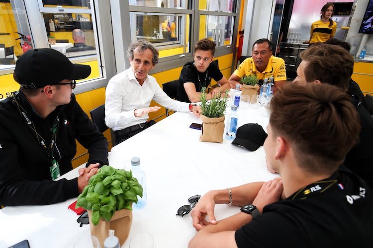 Anthoine Hubert (links) hört Alain Prost zu (im weissen Hemd)