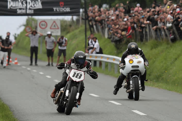 Schon nach dem Start schießt Poensgen in Führung Richtung Linkskurve