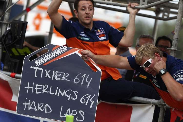 Punktgleichstand wird von der Box angezeigt: Herlings muss zusehen, wie er seinen WM-Titel auf den letzten Metern verliert