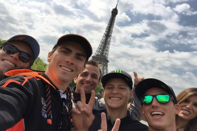 Tito Rabat, Loris Baz, Johann Zarco, Fabio Quratararo und Pol Espargaró vor dem Eiffelturm in Paris