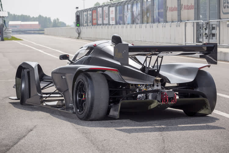 Kohlefaserchassis, Zwei-Liter-Turbo-Motor: R1 Turbo mit 340 PS