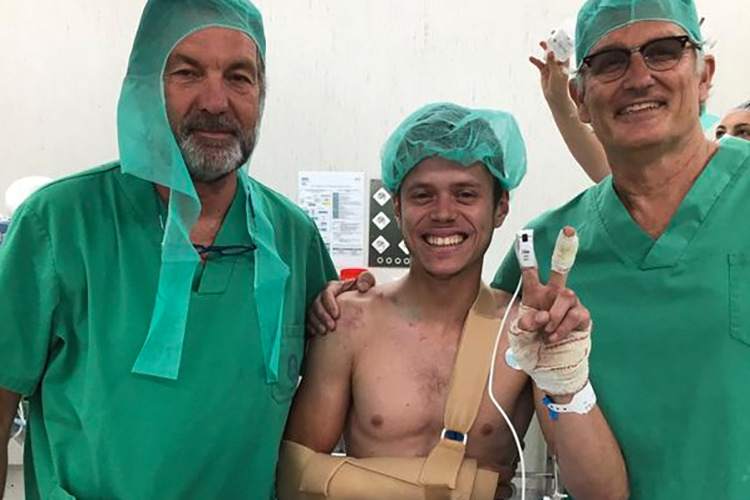 Rabat kurz vor der Schlüsselbein-OP am Samstag mit Dr. Xavier Mir (rechts) und Dr. Angel Charte (links)