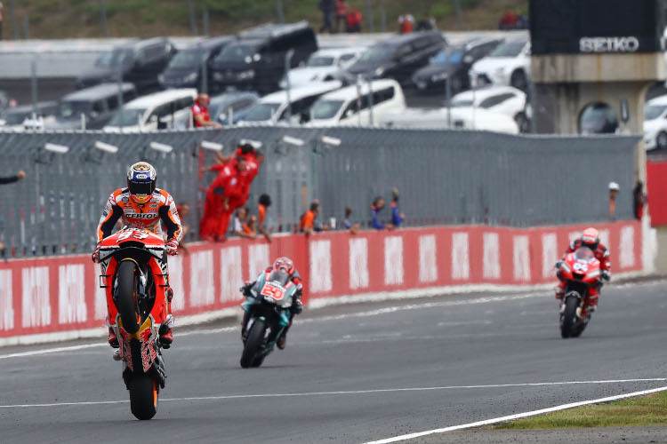 Der Zieleinlauf in Motegi: Márquez vor Quartararo und Dovizioso