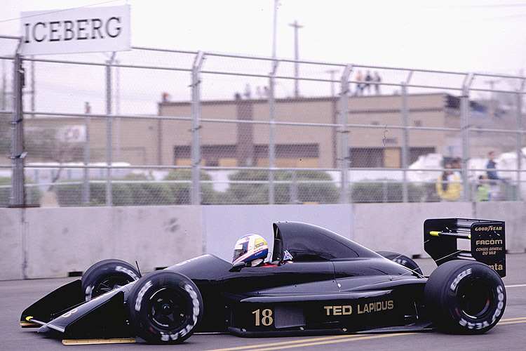 Wer sitzt am Lenkrad? Wann und wo ist das Bild entstanden?