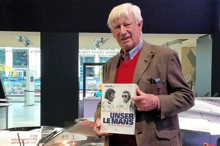 Siegfried Rauch mit seinem Buch