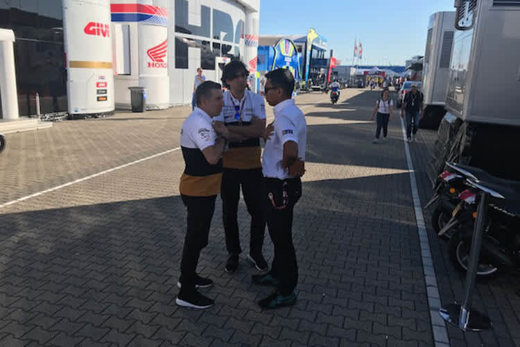 Im Assen-Paddock: Martinez, José Ibánez und Razlan Razali