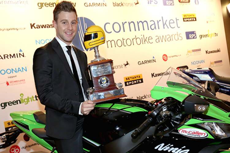 Jonathan Rea hat nun bereits drei der Joey Dunlop Pokale abgeräumt