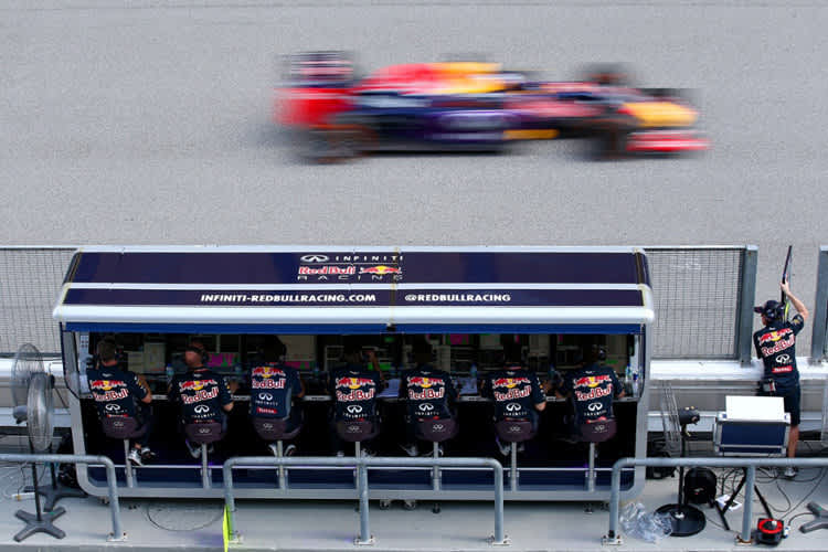 Die Helden an der Boxenmauer von Red Bull Racing: Jonathan Wheatley, Adrian Newey, Christian Horner, Guillaume Rocquelin, Will Courtenay, Gianpiero Lambiase, Simon Rennie