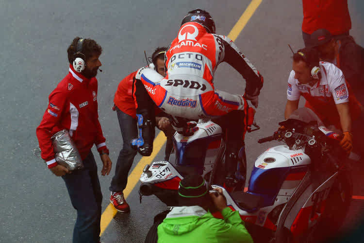 Scott Redding beim «Bike Change»-Üben im Warm-up in Brünn