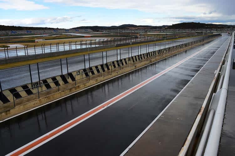 Nach einem Regenschauer wagte sich bisher nur noch Xavi Vierge auf die Strecke