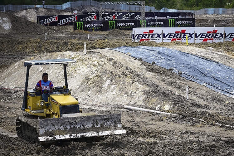 Die Organisatoren versuchen, die Strecke befahrbar zu machen