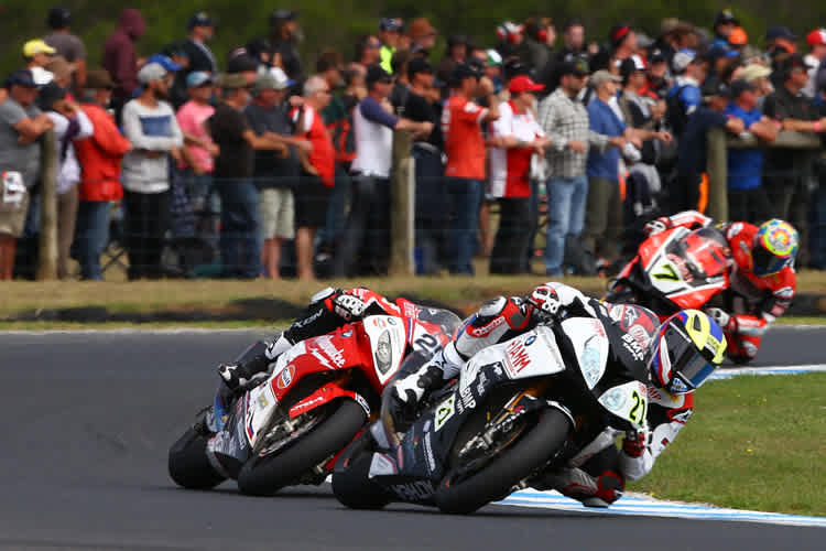 Ein Sinnbild: Markus Reiterberger (Althea) vor Josh Brookes (Milwaukee)