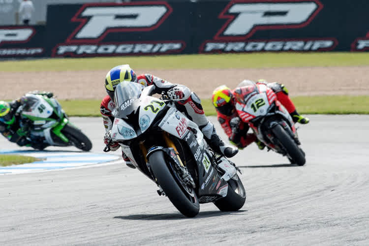 Markus Reiterberger vor Javier Fores und Roman Ramos