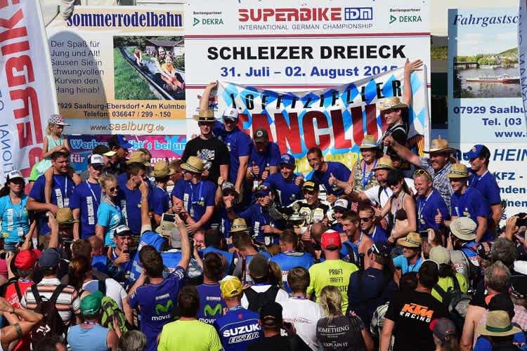 Markus Reiterberger (irgendwo in der Mitte) feiert mit seinem Fan-Club