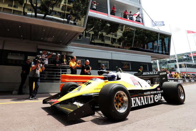 Alain Prost wird im Renault RE40 V6 Turbo ausrücken