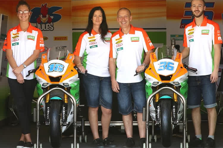 In der Mitte: Gary Reynders mit Frau Andie