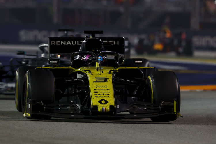 Daniel Ricciardo vor Kimi Räikkönen