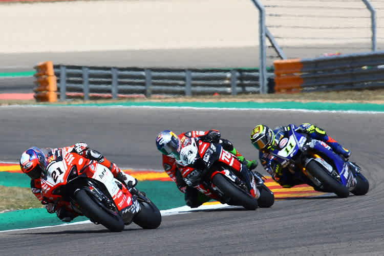 Sandro Cortese hinter Rinaldi (21) und Razgatlioglu