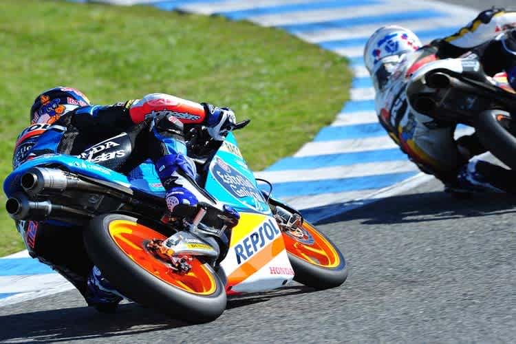 Direkter Vergleich: Rins mit neuem Auspuff, John McPhee vor ihm mit der bisherigen Version