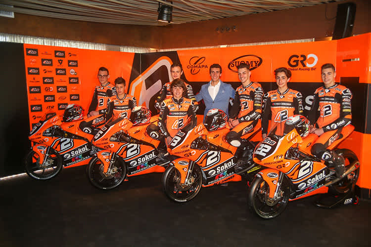 Alex Rins mit seinen sieben Nachwuchsfahrern