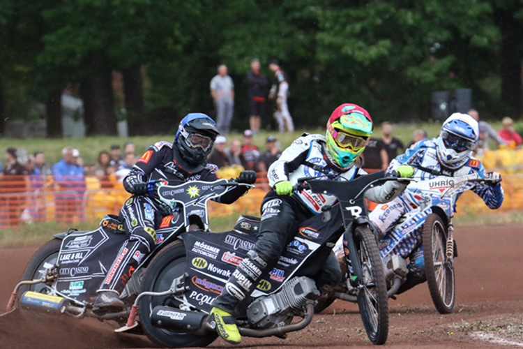 Erik Riss vor Kai Huckenbeck und Max Dilger