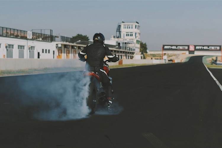 Triumph Rocket 3R (links) und Rocket 3GT: mehr als 40 kg wurden eingespart, um Trockengewichte von 291 und 294 kg zu erreichen