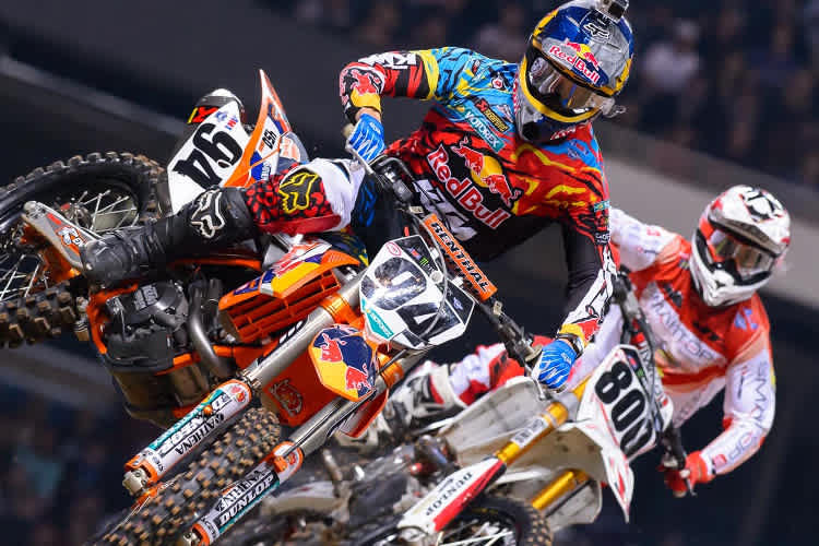 Ken Roczen zieht in der Anfangsphase an Blitzstarter Alessi vorbei