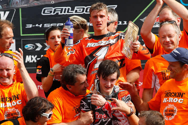 Roczen feiert in Gaildorf seinen WM-Titel, Herlings ist am Boden zerstört und muss von KTM-Chef Stefan Pierer, Pit Beirer und Heinz Kinigadner aufgebaut werden