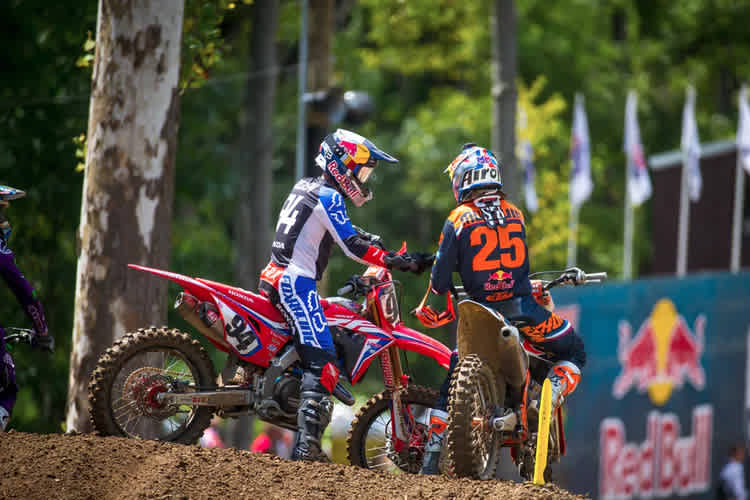 Ken Roczen gratuliert Marvin Musquin zum Laufsieg nach Moto 1