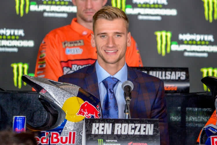 Ken Roczen erscheint mit Anzug und Krawatte beim 'Press Day' in Anaheim